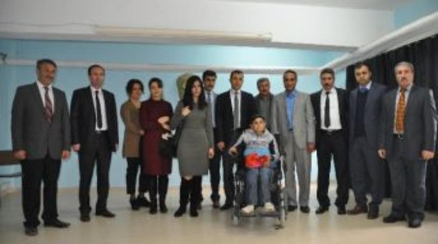 &Ouml;ğretmenlerden Engelli &Ouml;ğrenciye Anlamlı Hediye