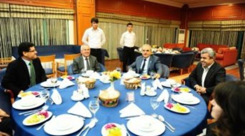 &Uuml;niversitede Sosyal Sorumluluk Proje Tanıtım Yemeği