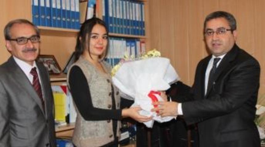 Rekt&ouml;r Yardımcısına &Ouml;ğretmenler G&uuml;n&uuml; S&uuml;rprizi