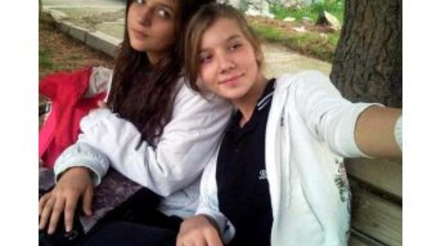 Ezgi Ve Didem İ&ccedil;in Yola G&uuml;l D&ouml;kt&uuml;ler