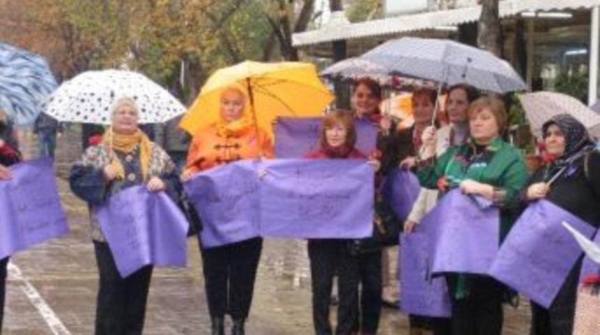 Yağmur Altında &Ouml;len Kadınlar İ&ccedil;in Eylem Yaptılar