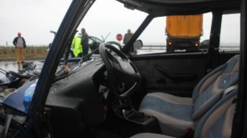 Kamyonla Otomobil &Ccedil;arpıştı, Sıkışan 2 Kişiyi Itfaiye Kurtardı