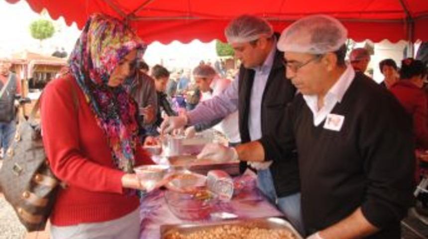 Manavgat Belediyesi 5 Bin Kase Aşure Ikramı Yaptı