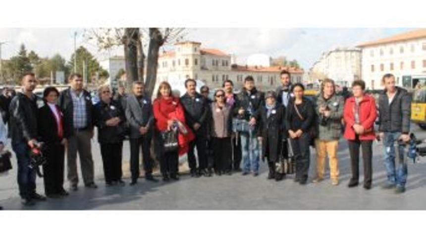 Kadına Y&ouml;nelik Şiddete Gazeteciler De Tepki G&ouml;sterdi