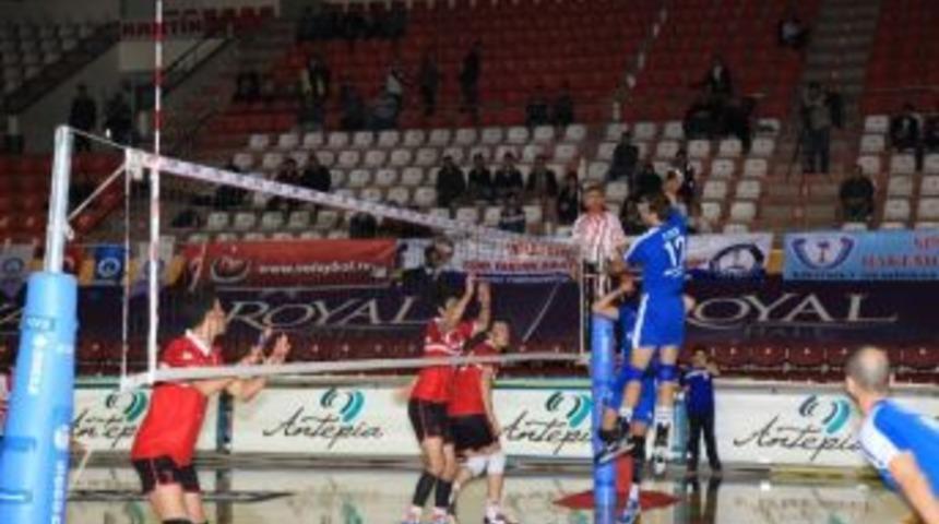 Şahinbey Belediye Voleybol Takımı 18 Puanla Lider