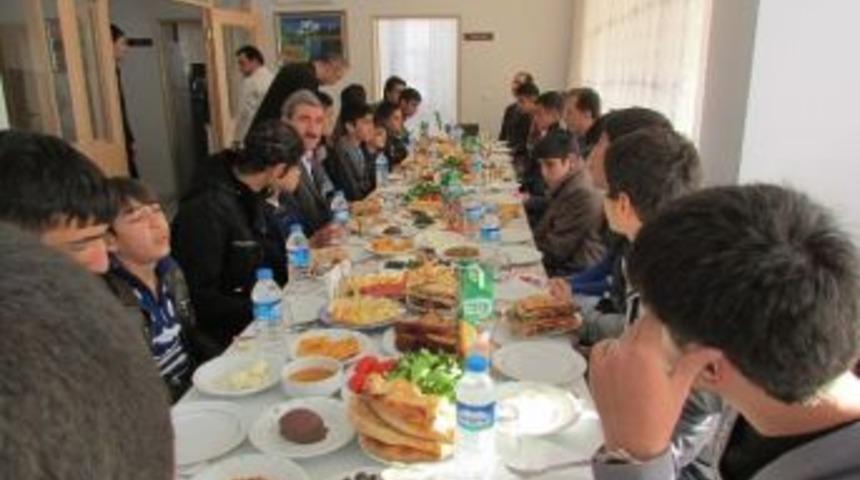 Vali Taşyapan Sevgi Evlerinde Kalan &Ccedil;ocukları Ziyaret Etti