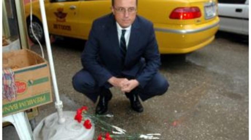 Chp'li Vekiller, Ali İsmail&rsquo;in D&ouml;v&uuml;ld&uuml;ğ&uuml; Yere Karanfil Bıraktı