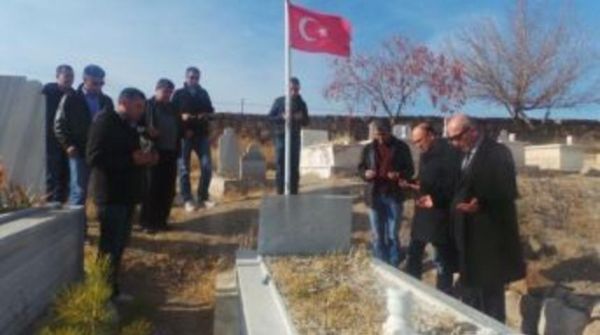 Eğitimciler Şehit &Ouml;ğretmenlerin Kabrini Ziyaret Etti