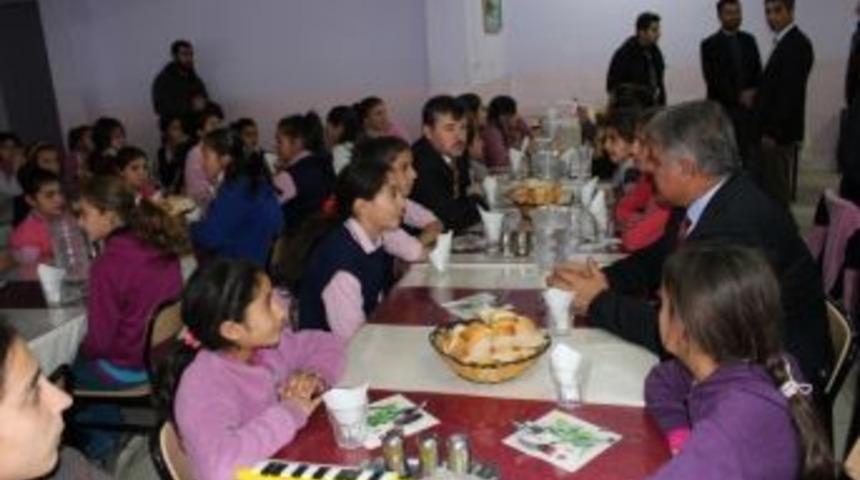 Vali Tekinarslan Kız Öğrencilerle Yemek Yedi