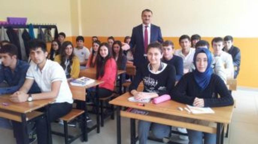 Belediye Başkanı Halil Akg&uuml;l, Derste