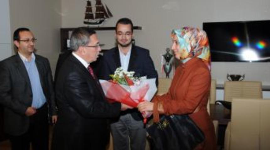 &Ouml;ğretmen Başkana Gen&ccedil;lerden Kutlama