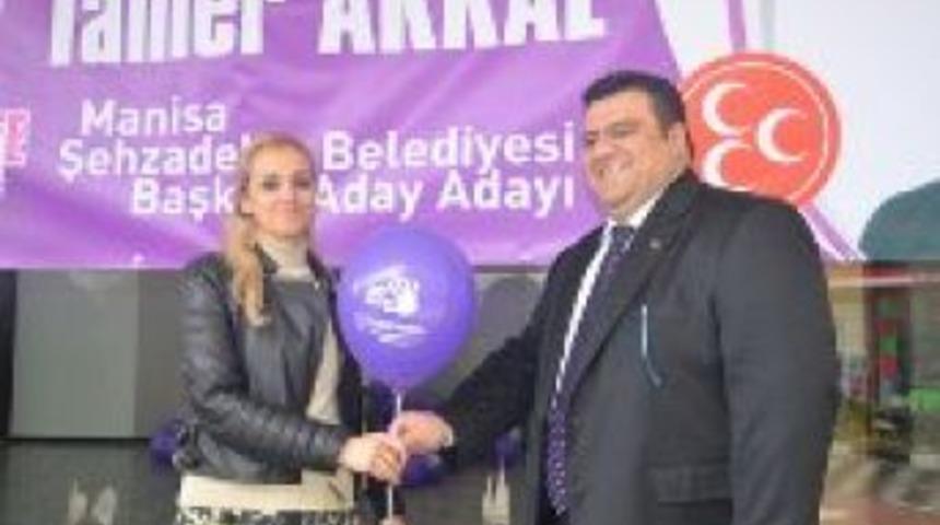 Kadınlara balon dağıttılar