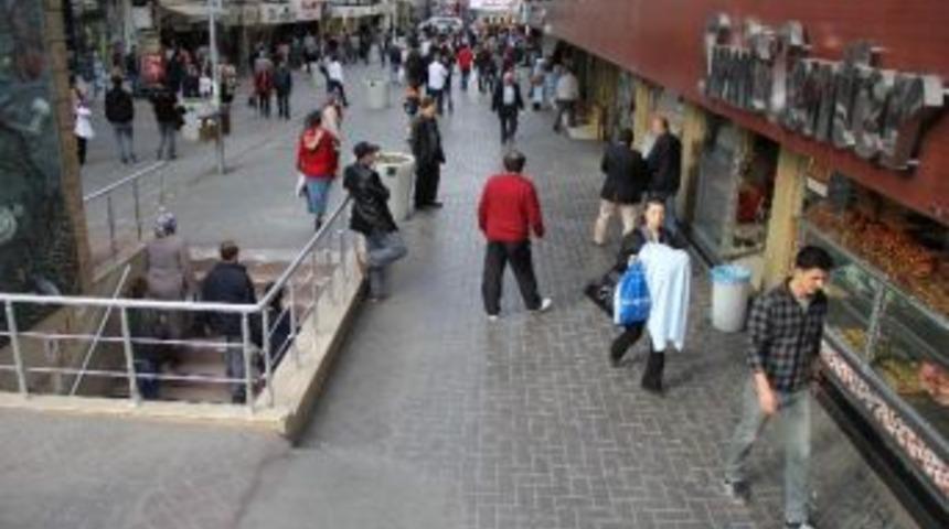 Şehrin En İşlek Caddesindeki Arsasını Demirle &Ccedil;evirdi