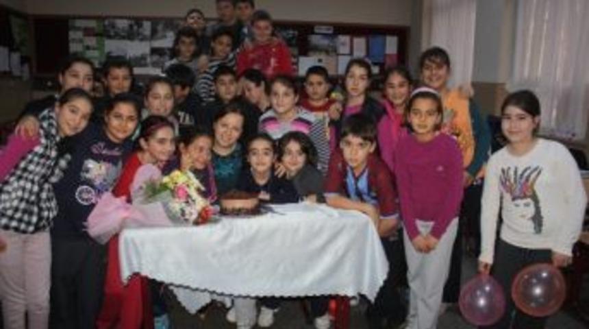 &Ouml;ğrencilerden &Ouml;ğretmenler G&uuml;n&uuml; Kutlaması