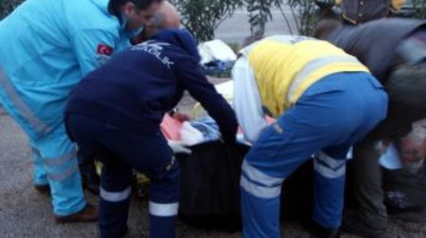 Ambulanstan sedyeyle fırlayan hasta &ouml;ld&uuml;