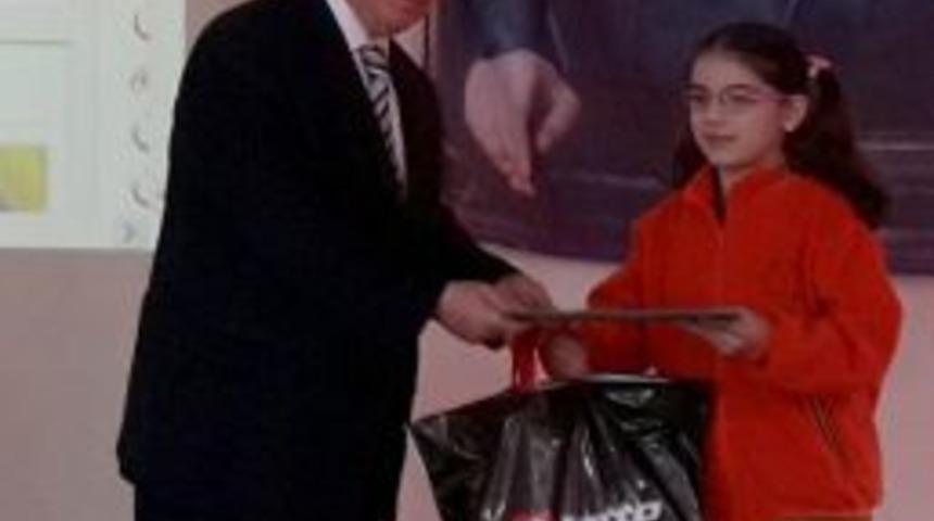 Yarışmada Dereceye Giren &Ouml;ğrenciler &Ouml;d&uuml;llendirildi