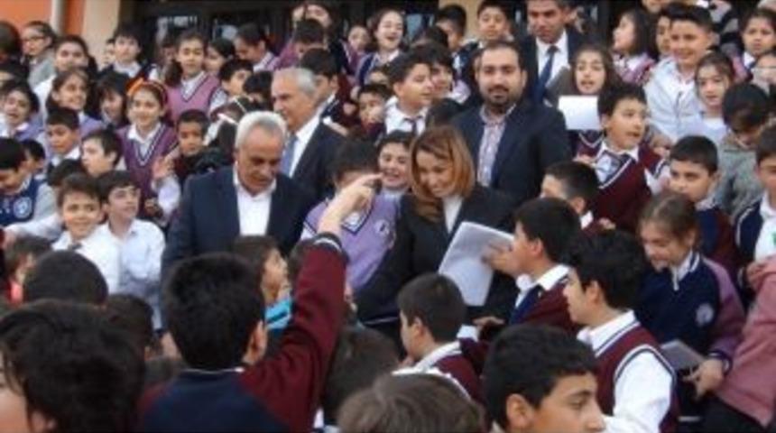 Milletvekili &Ccedil;alık, Mezun Olduğu Okulu Ziyaret Ederek, &Ouml;ğretmenler G&uuml;n&uuml;n&uuml; Kutladı