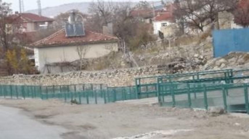 Seyitgazi'de A&ccedil;ık Kanallar Demir Korkuluklarla &Ccedil;evrildi