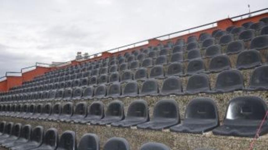 Maraton Trib&uuml;n&uuml;ne Koltuk Takılıyor