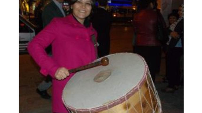 &lsquo;kadına Vurma, Davula Vur&rsquo;