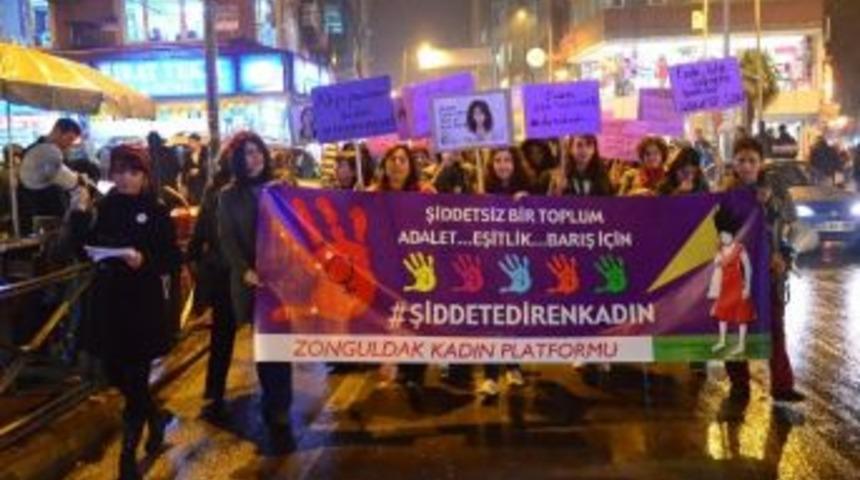 Zonguldak Kadın Platformu 'kadına Ve Şiddete Karşı M&uuml;cadele G&uuml;n&uuml;' İ&ccedil;in Y&uuml;r&uuml;d&uuml;