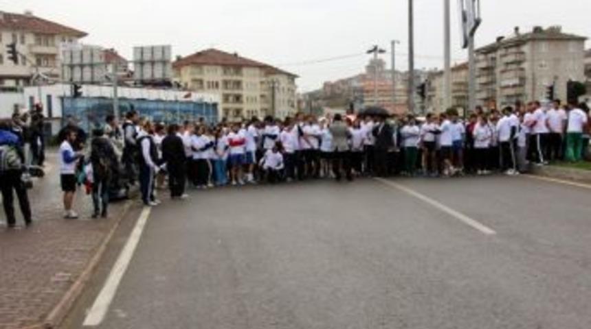 Yağmur &Ccedil;amur Demeden Koştular