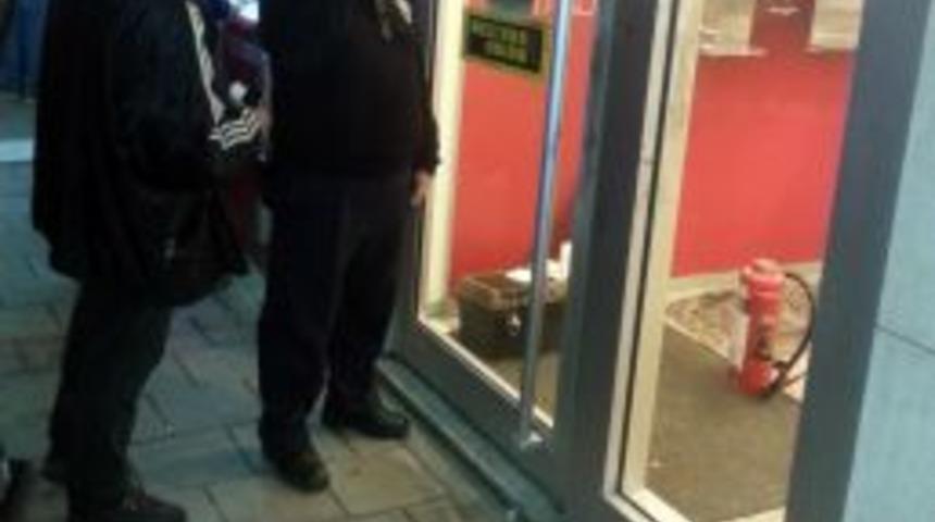 Bankadan 49 Bin Lira &Ccedil;aldılar, Ka&ccedil;arken 40 Bin Lirayı D&uuml;ş&uuml;rd&uuml;ler