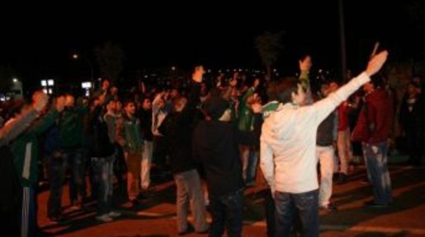 Bursasporlu Taraftarlardan Y&ouml;netim Ve Teknik Heyete Tepki