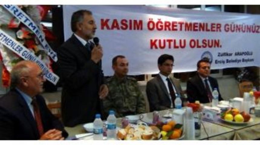 Erciş Belediyesi &Ouml;ğretmenleri Yemekte Ağırladı