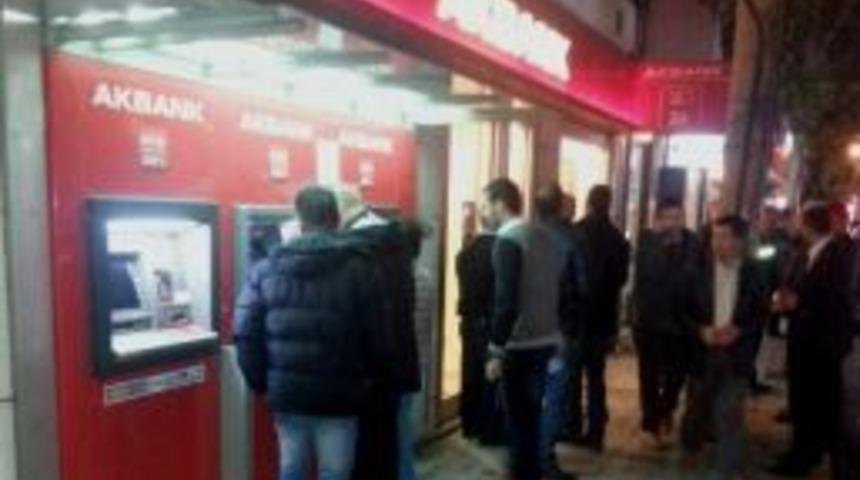 Banka soyguncuları &ccedil;aldıkları parayı d&uuml;ş&uuml;rd&uuml;