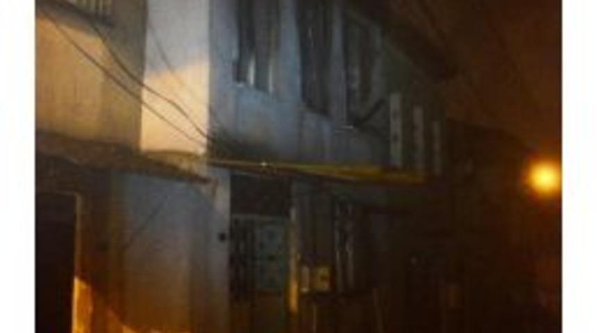 İzmir&rsquo;de M&uuml;stakil Binada &Ccedil;ıkan Yangın Korkuttu