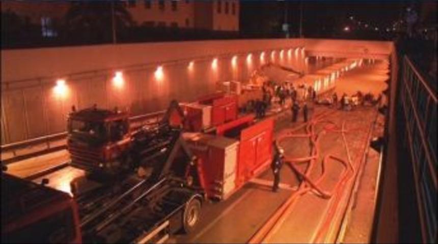 İzmir Su Baskınlarının Yarasını Gece Sarmaya &Ccedil;alıştı