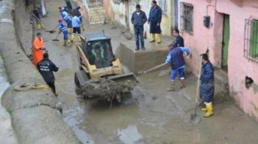 İzmir&rsquo;deki Sağanak Yağmurun Bilan&ccedil;osu