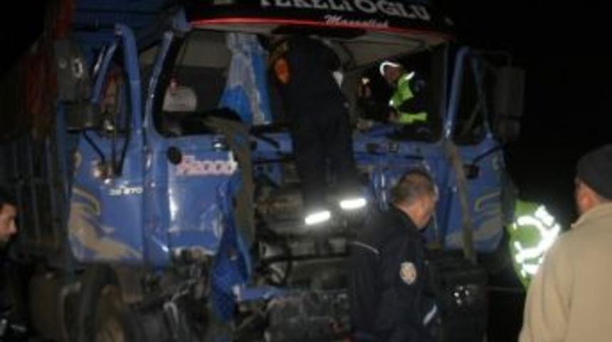 Tıra Arkadan &Ccedil;arpan Kamyonda İki Kişi Yaralandı