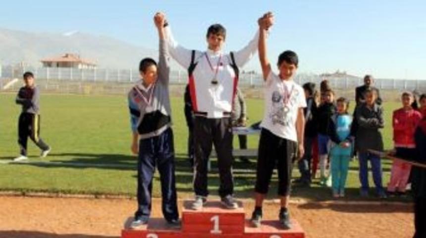 Atletizm Pist Deneme Yarışları Yapıldı