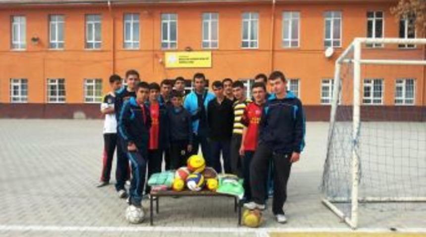 ER&Uuml; &Ouml;ğrencilerinden Okullara Yardım