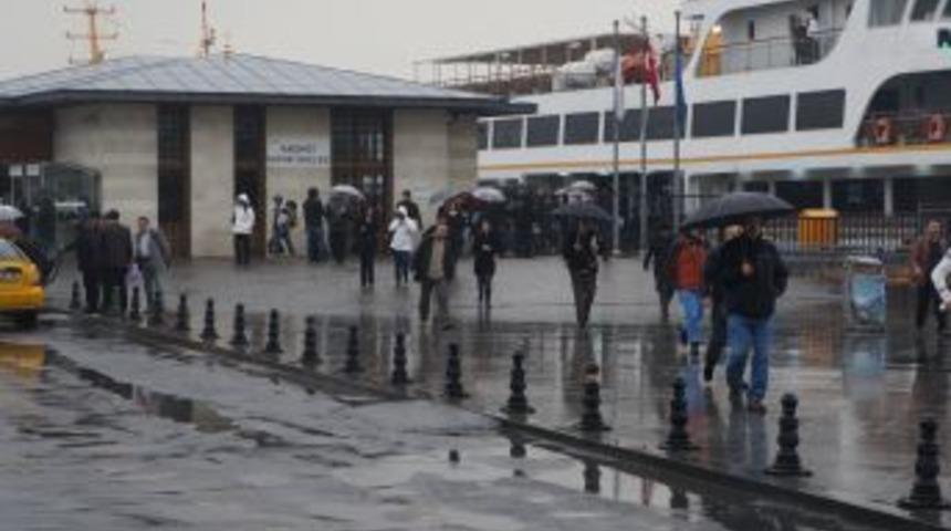 İstanbul&rsquo;da Sağanak Yağış Etkili Oluyor