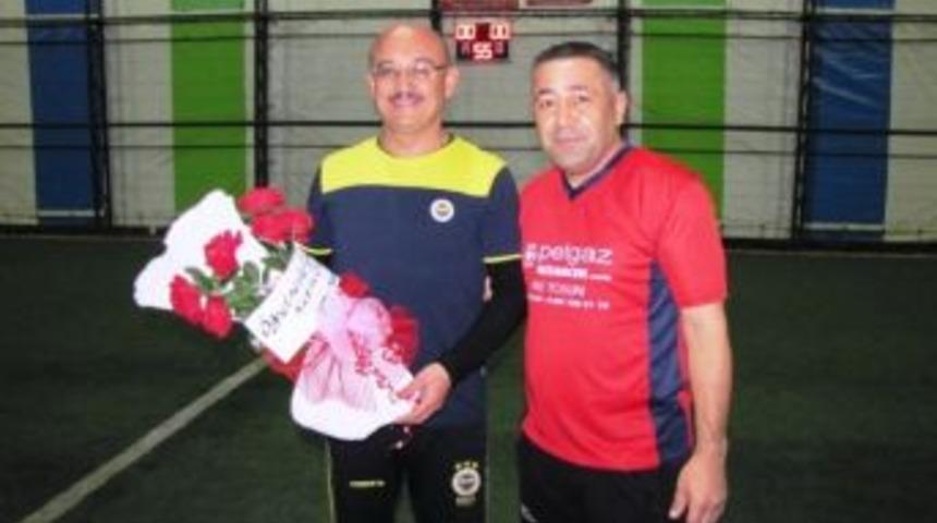 Halı Sahada &Ouml;ğretmenlere Jest