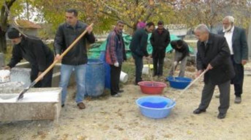 Kayısı &Uuml;reticilerine Uygulamalı İla&ccedil; G&ouml;sterimi