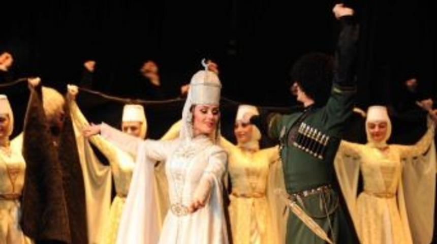 Sanat Merkezinde Çerkes Halk Dansları Gösterisi