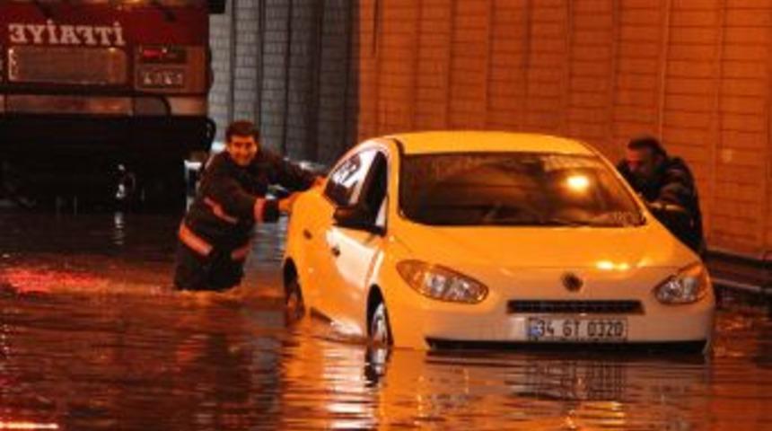 Suda Mahsur Kalan Ara&ccedil;ları Itfaiye Kurtardı