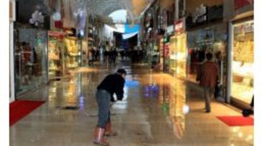 Kapalı&ccedil;arşıyı Su Bastı