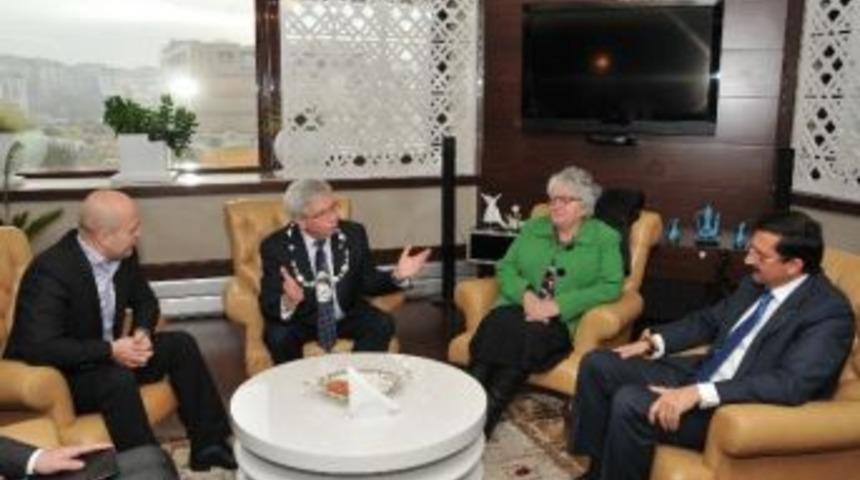 İsko&ccedil;ya Stirling Belediyesi&rsquo;nden Ke&ccedil;i&ouml;ren&rsquo;e Ziyaret