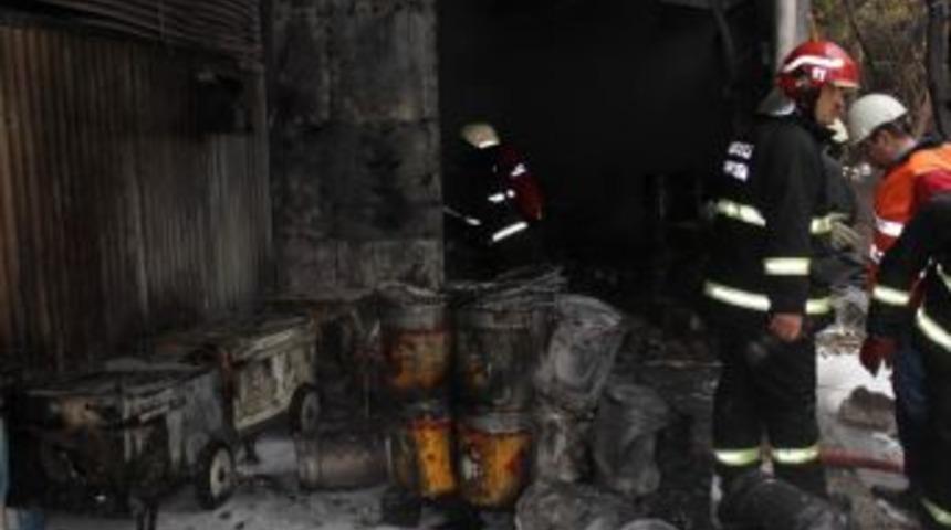 Kocaeli&rsquo;de Boya Fabrikası Yandı