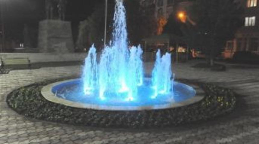 Boz&uuml;y&uuml;k Cumhuriyet Meydanı'ndaki Park Yenilendi