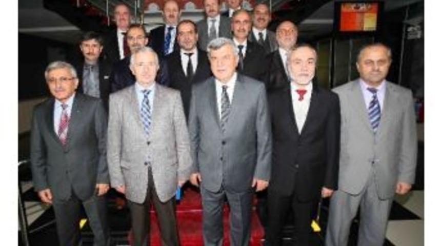 M&uuml;ft&uuml;ler, Başkan Karaosmanoğlu&rsquo;na Kitap Hediye Etti