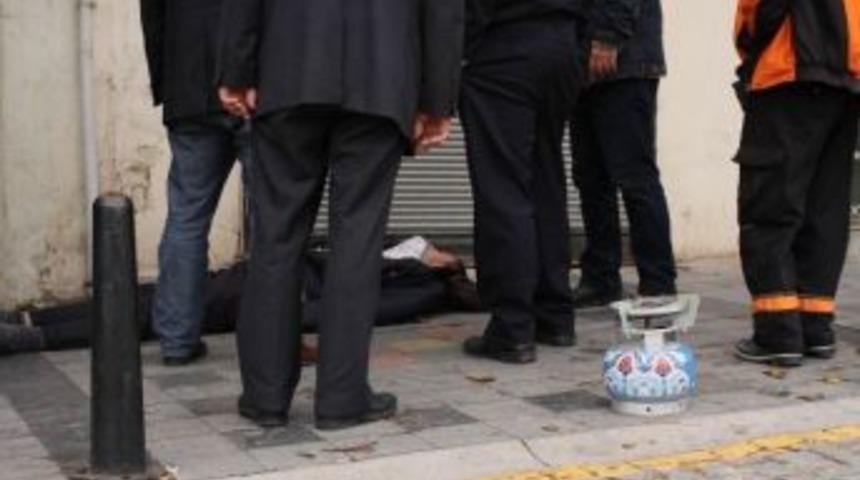 Zehirlenen esnafı komşuları camı kırarak kurtardı