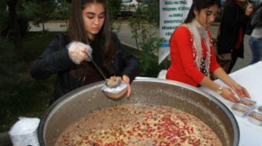 D&uuml;&rsquo;de Aşure Dağıtıldı