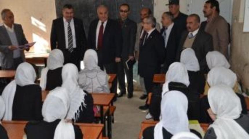 Afganistan'da Kız Lisesi&rsquo;ne Malzeme Desteği