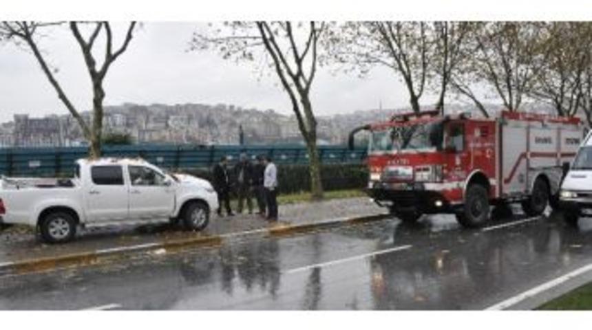 Virajı Alamayan S&uuml;r&uuml;c&uuml; Ağaca &Ccedil;arptı: 1 Yaralı